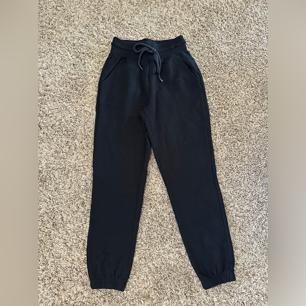 Alo Yoga Easy 7/8 Cropped Joggers - XS - Black